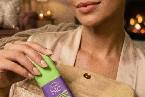 Mulher vestindo robe de cetim segurando o gel Prazer Ste, um dos melhores tipos de lubrificantes íntimos.