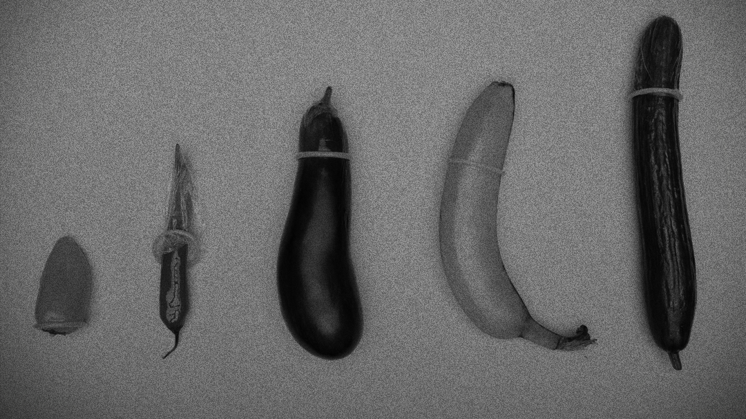 O Encaixe Perfeito: A Importância do Tamanho Correto. Frutas com preservativos para simular o tamanho dos produtos.