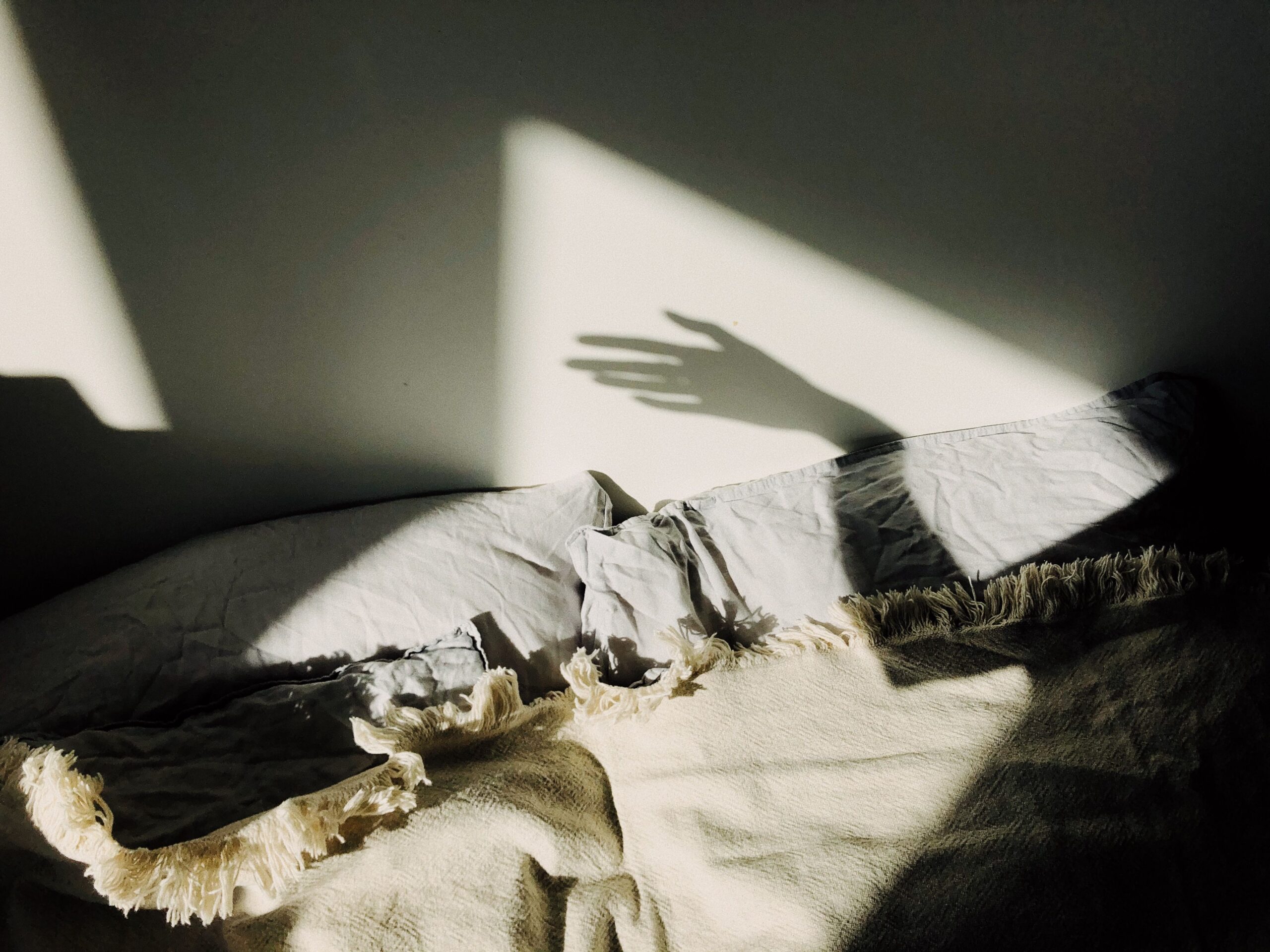 Cama aconchegante com luz da manhã