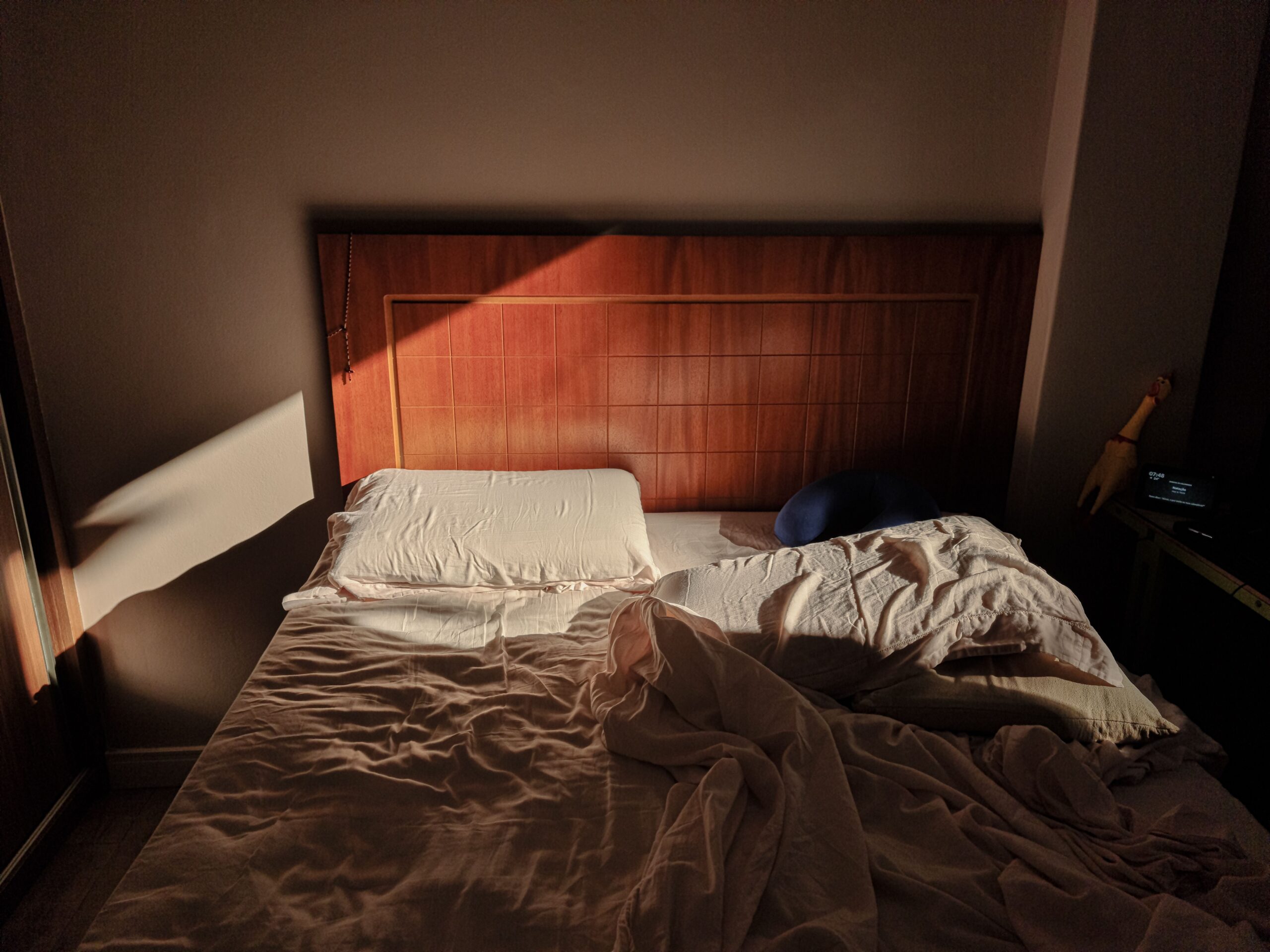 Quarto aconchegante iluminado por luz suave