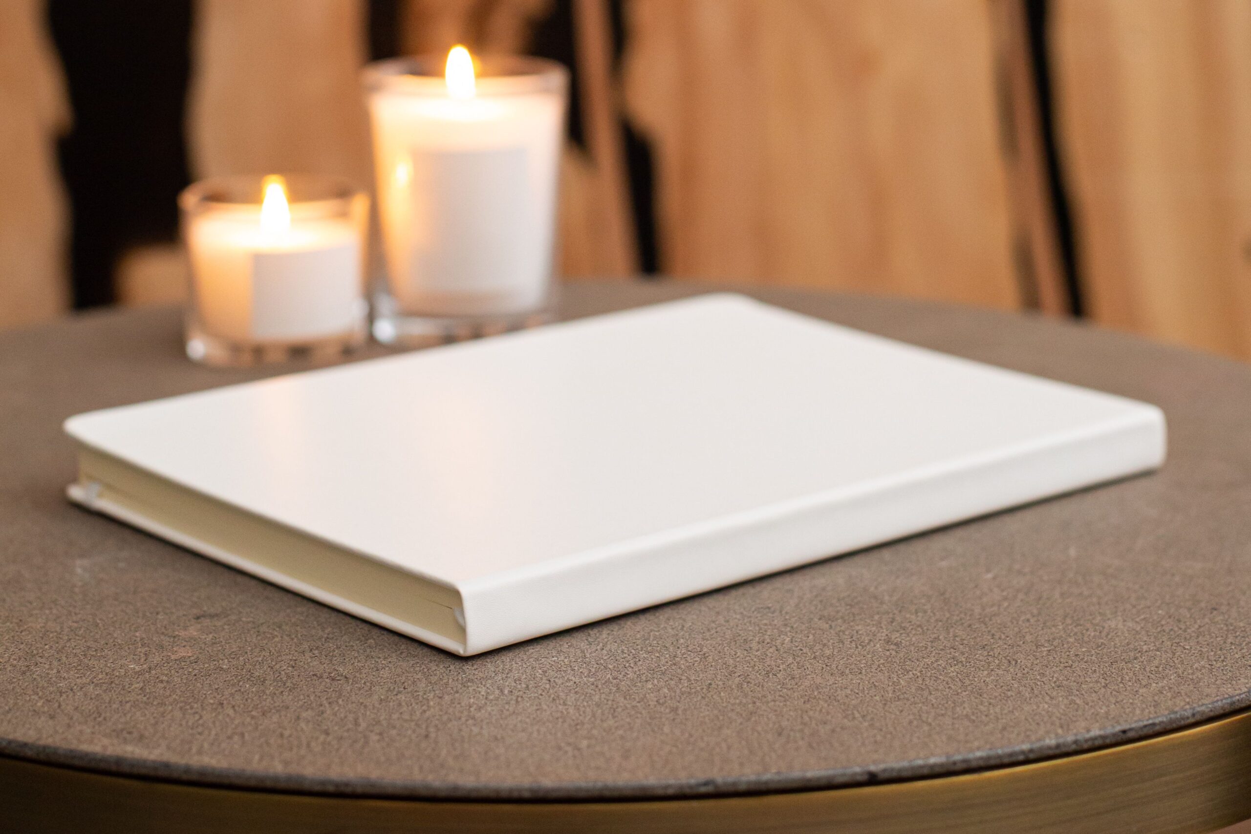 Caderno aberto numa mesa de cabeceira com luz quente