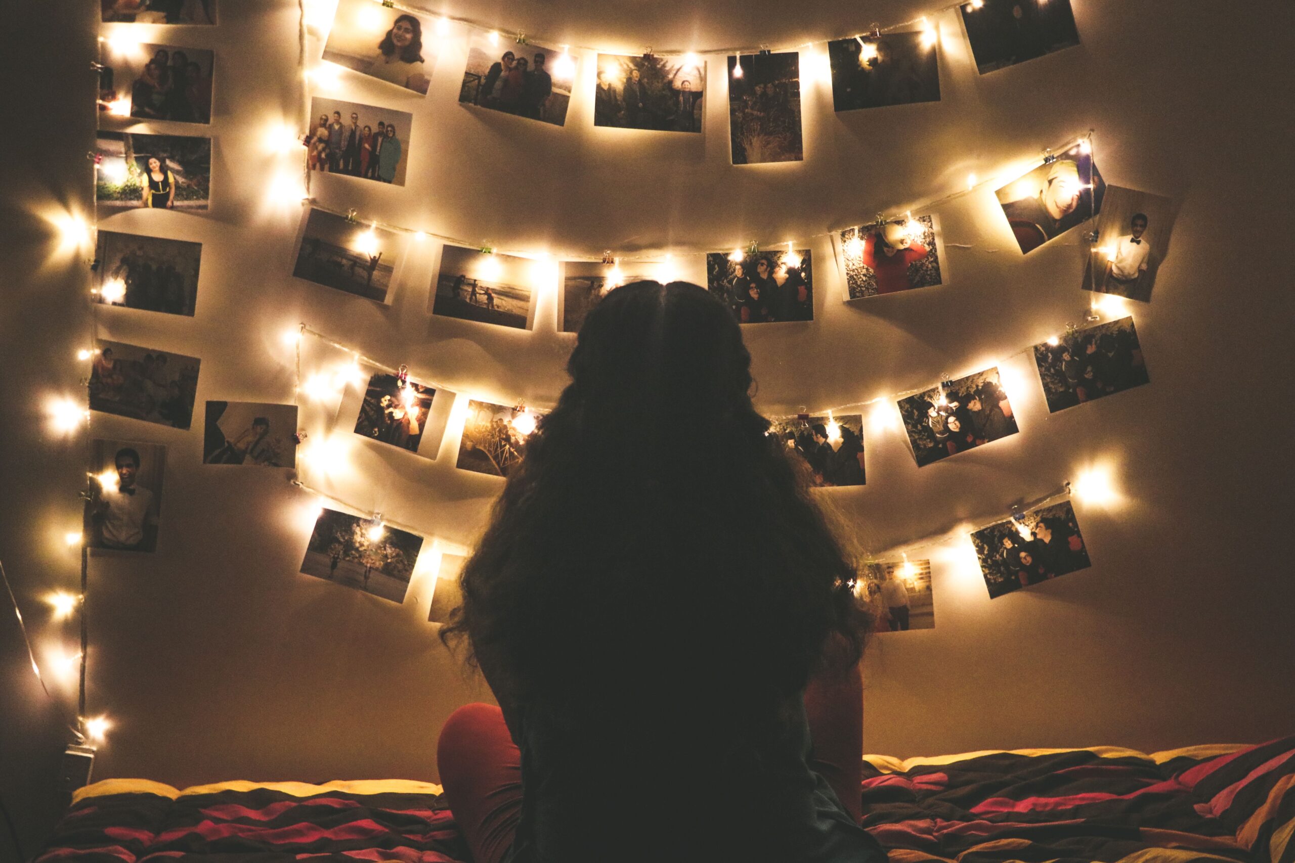 Quarto aconchegante com luzes quentes à noite