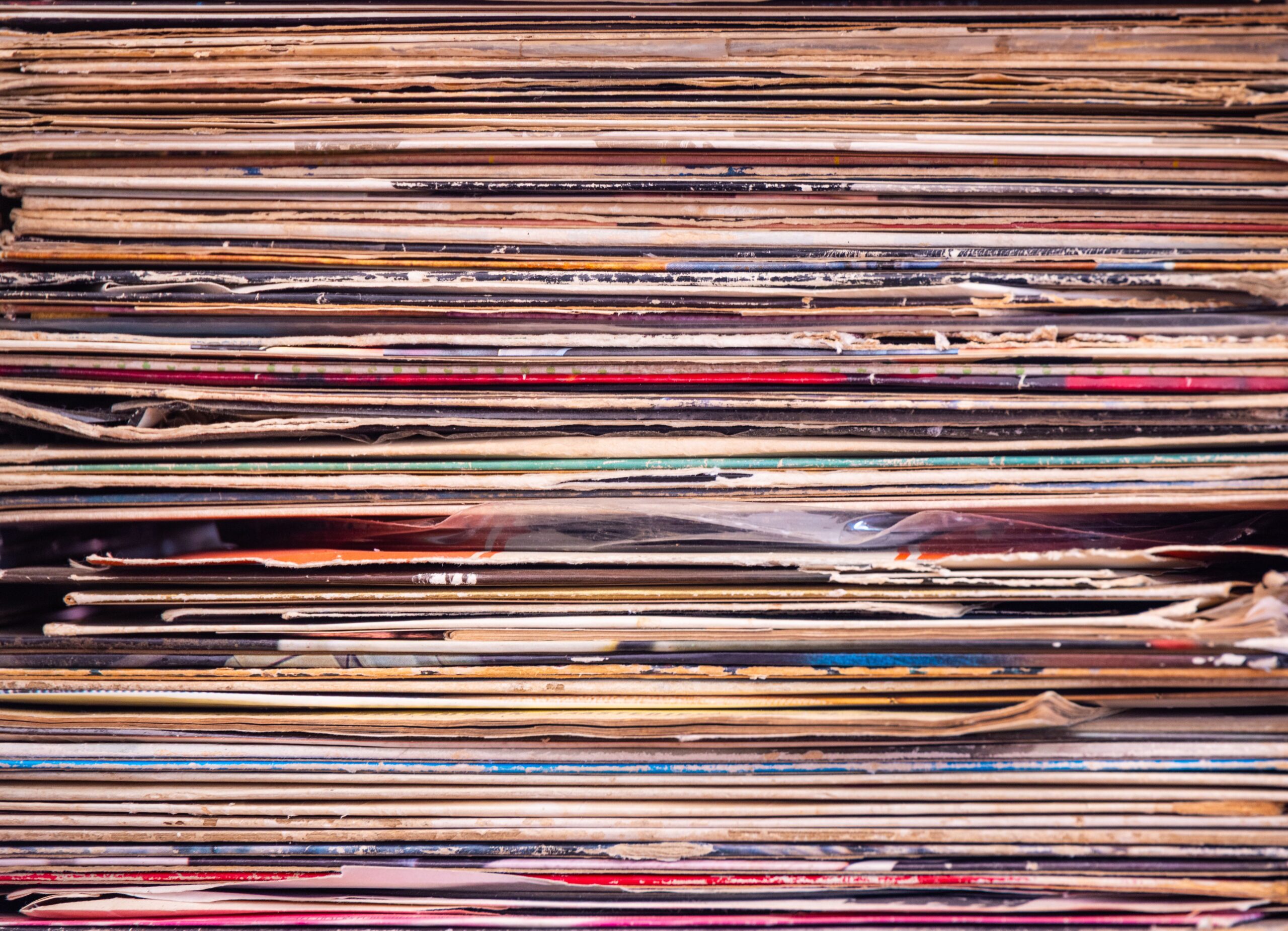 Coleção de discos de vinil com luz quente